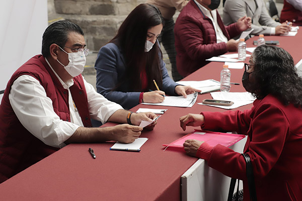 Atiende gobernador Céspedes a poblanos en “Martes Ciudadano”