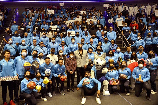 Lilia Cedillo entrega material y equipo deportivo a los entrenadores y atletas universitarios