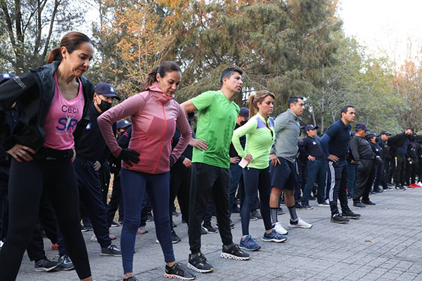 Eduardo Rivera encabeza carrera con cadetes de la Academia de Policía