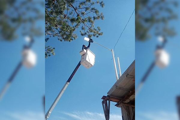 Instalan postes y lámparas LED para garantizar alumbrado público en Amozoc