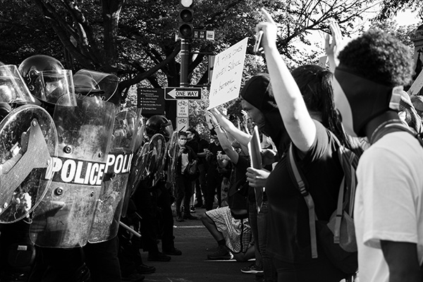 Más de 760 activistas detenidos en protesta climática en La Haya