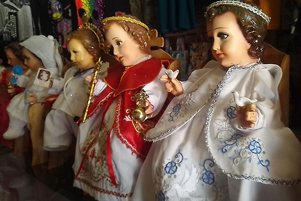 Vestir a Niños Dios, tradición viva pero en decadencia: artesana