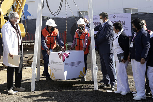 Colocan primera piedra de Unidades de Oncología y Cardiología en el HNP