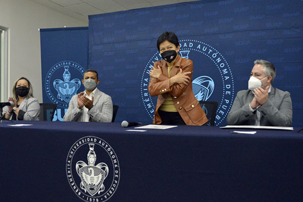 BUAP impulsa entrega de becas para ayudar a alumnos a terminar sus estudios