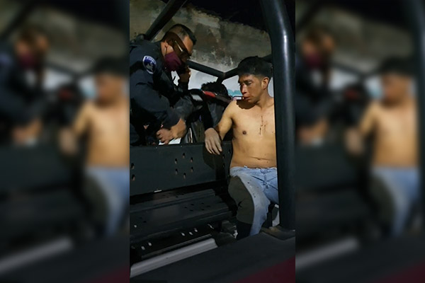Policías rescatan a cuatro presuntos criminales; los iban a linchar