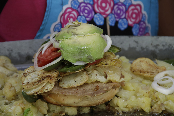 Cemitas “luchonas”, manjar poblano que destaca en las ferias