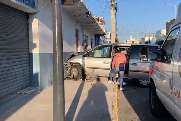 Camioneta se estrella contra una barda tras chocar con una combi