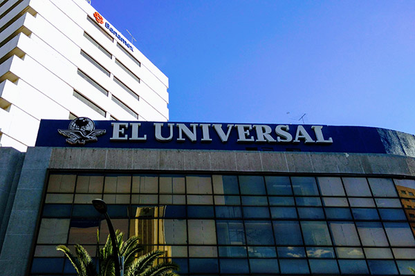 Exponen en la mañanera a El Universal por supuesto vínculo con García Luna