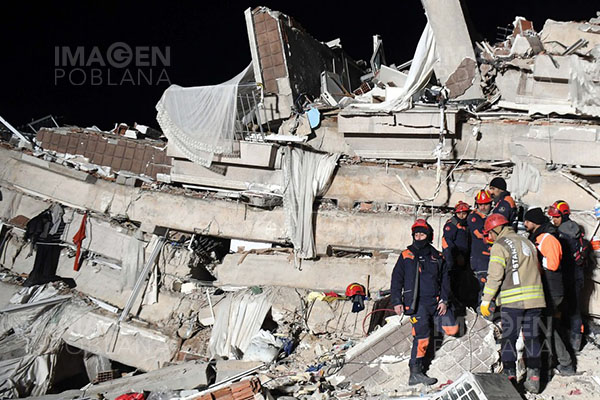 Cifra de muertos por terremotos en Turquía asciende a 21,043