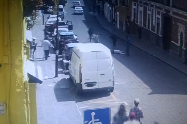 Infractor berrinchudo: se tira a media calle para evitar ser multado