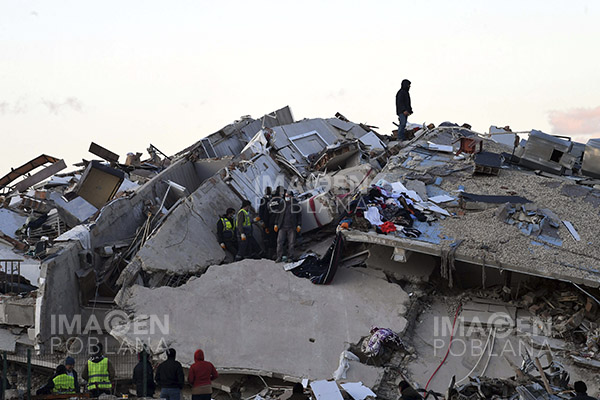 Número de muertos por terremotos en Turquía aumenta a 24,617
