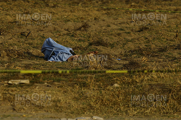 Hallan cadáver encobijado en un terreno de cultivo