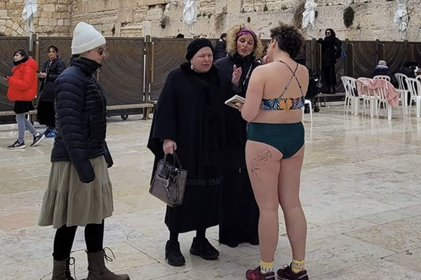 Una mujer es detenida por visitar el Muro de los Lamentos en ropa interior