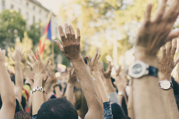 Miles protestan en Madrid: "Para armas siempre hay dinero, para salud no"