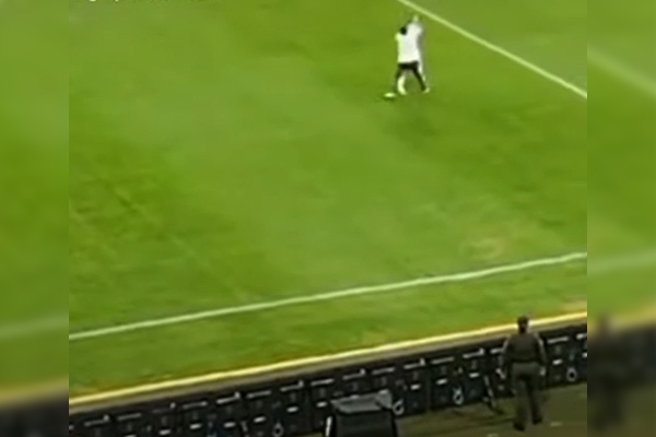 Polémica en Colombia: hincha invade el campo y golpea a futbolista en pleno partido