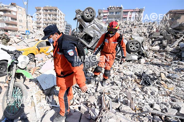 Aumenta a casi 32,000 el número de muertos por los terremotos en Turquía