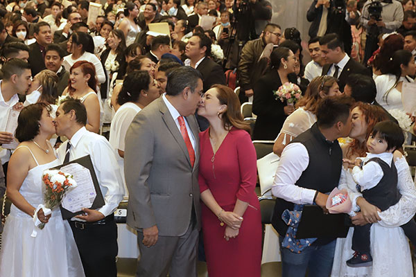 Celebran 134 matrimonios comunitarios en el Día del Amor