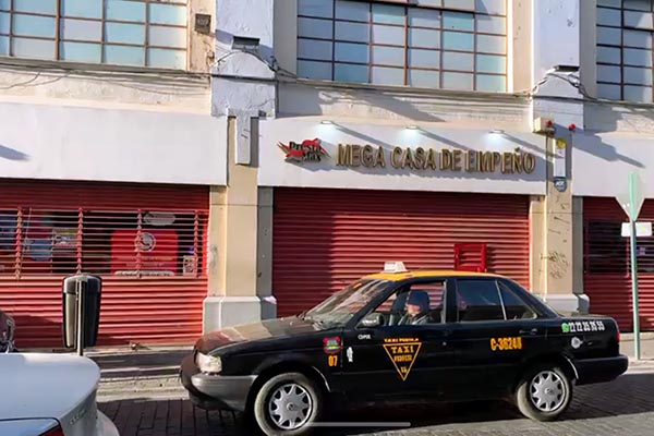 Dan cortinazo a casa de empeño en pleno centro