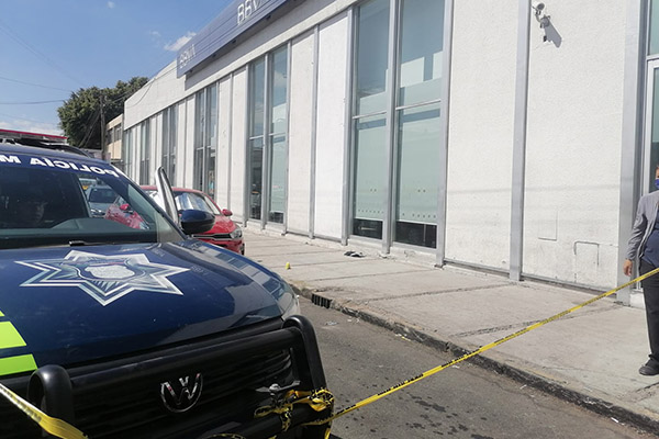 Asaltantes disparan a cuentahabiente y lo despojan de 300,000 pesos