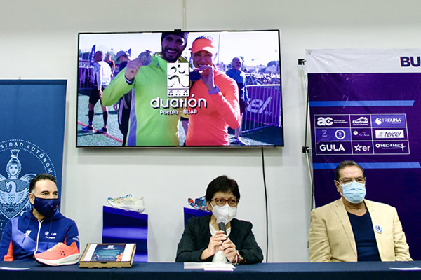 Presentan playera y medalla conmemorativa del Duatlón BUAP Mistertennis Puebla 2023
