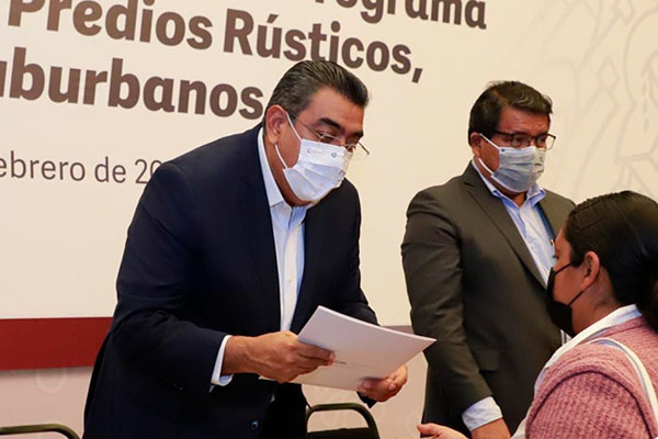 Entrega gobernador Céspedes títulos de propiedad a escuelas de 11 municipios
