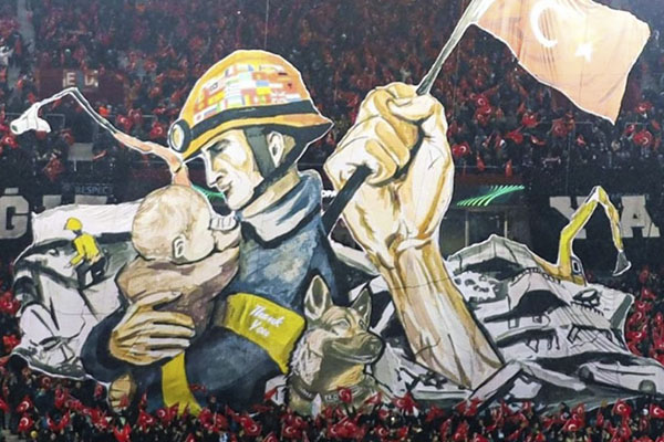 Aficionados turcos crean emotivo tifo en honor a Proteo