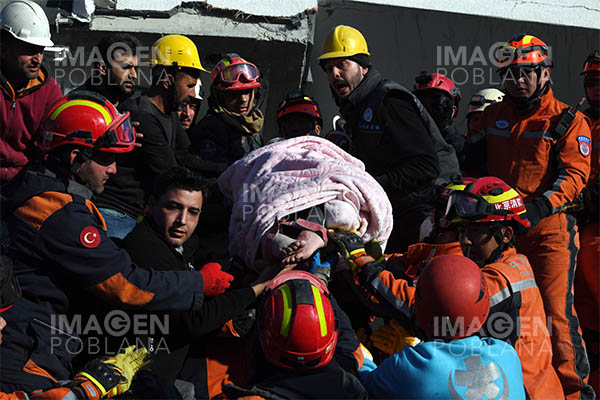 Rescatan a tres sobrevivientes 296 horas después de terremotos en Turquía
