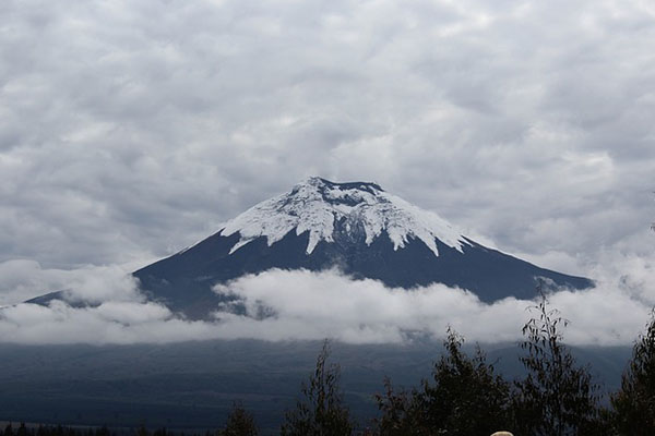 Volcán Cotopaxi emite enorme columna de ceniza en Ecuador