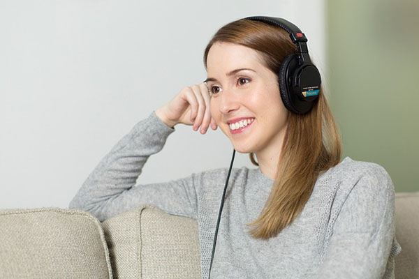 Estas son las 10 canciones que más contagian felicidad