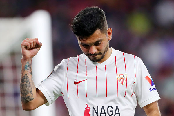 Duro recibimiento a “Tecatito” Corona en su regreso a Sevilla tras seis meses sin jugar