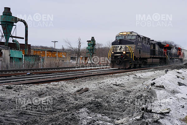 "Es su lío, deberían limpiarlo", Biden a ferroviaria sobre accidente ambiental en Ohio