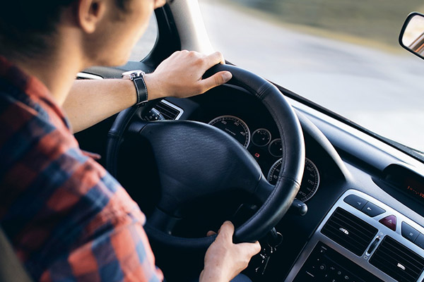 Menores al volante: ¿en quién recae la multa cuando cometen infracción?