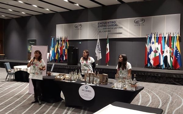 Asociación femenil planea exportación de mezcal poblano