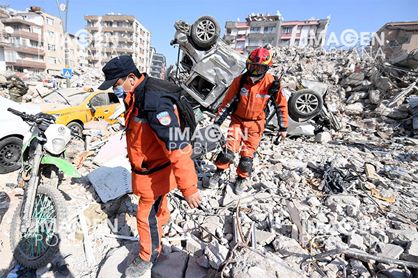Van más de 43,500 muertos por terremotos en Turquía