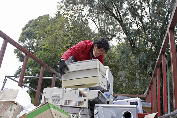 Electrónicos viejos, ¿qué hacer con ellos?, ¿arrojarlos a la basura?