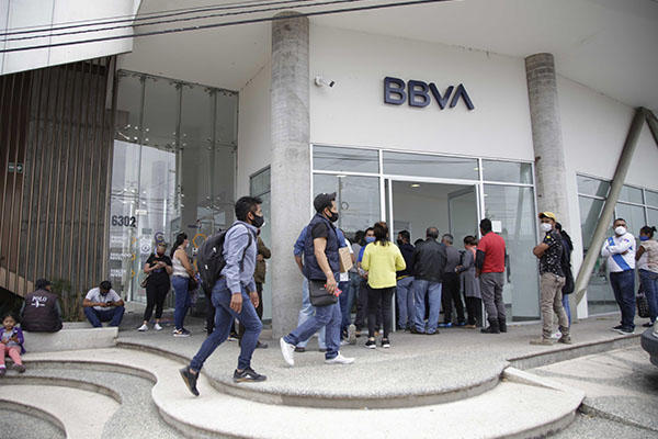 Esto cobran los bancos por comisiones en sus tarjetas