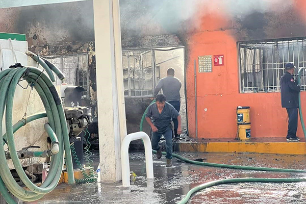 Incendio por cortocircuito causa pánico en gasolinera