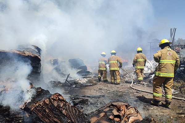 Voraz incendio en una recicladora causa movilización de emergencia