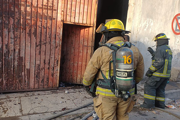 Bomberos controlan dos aparatosos incendios; solo hay daños materiales