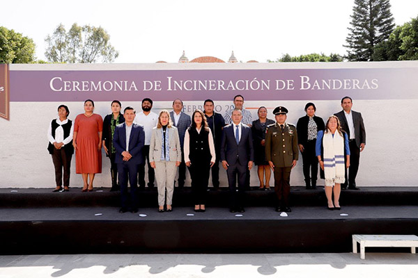 Mundo Tlatehui encabeza ceremonia de incineración de banderas