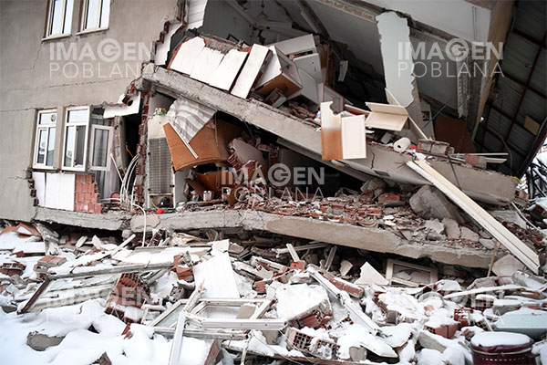 Sube el número de muertos y heridos por terremoto en sureste de Turquía