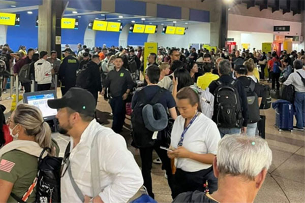 Cientos de pasajeros protestan en aeropuertos colombianos por cierre de Viva Air