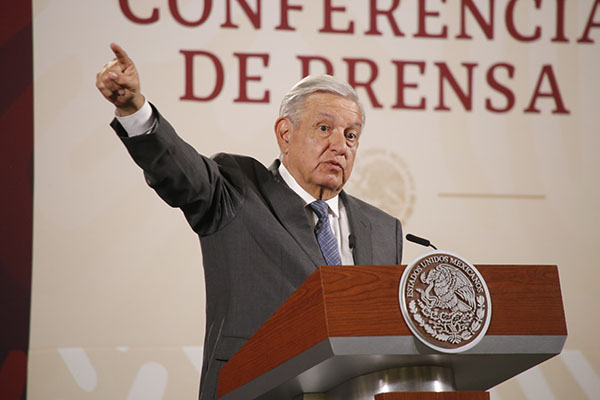 AMLO, convencido por un “fifí” mientras ignora a ciudadanos