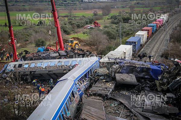 Aumentan a 32 los muertos por colisión de trenes en centro de Grecia