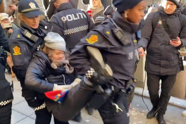 Policías vuelven a echar a Greta Thunberg de una protesta climática