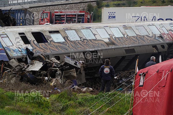 Ministro griego de Transporte dimite tras choque de trenes