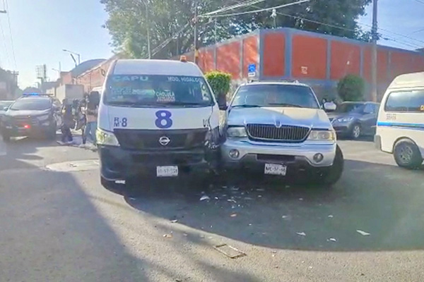 Choque entre camioneta y ruta M8 deja 2 heridos