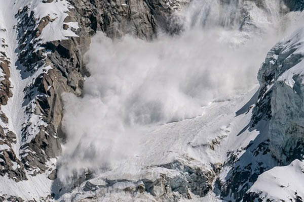 Devastadora avalancha deja tres muertos y cuatro heridos en Canadá