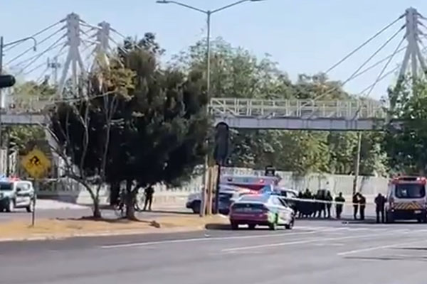 Con graves heridas termina una adolescente tras arrojarse de un puente