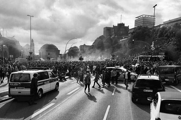 Policía griega usa granadas de aturdimiento y gas durante manifestación en Atenas